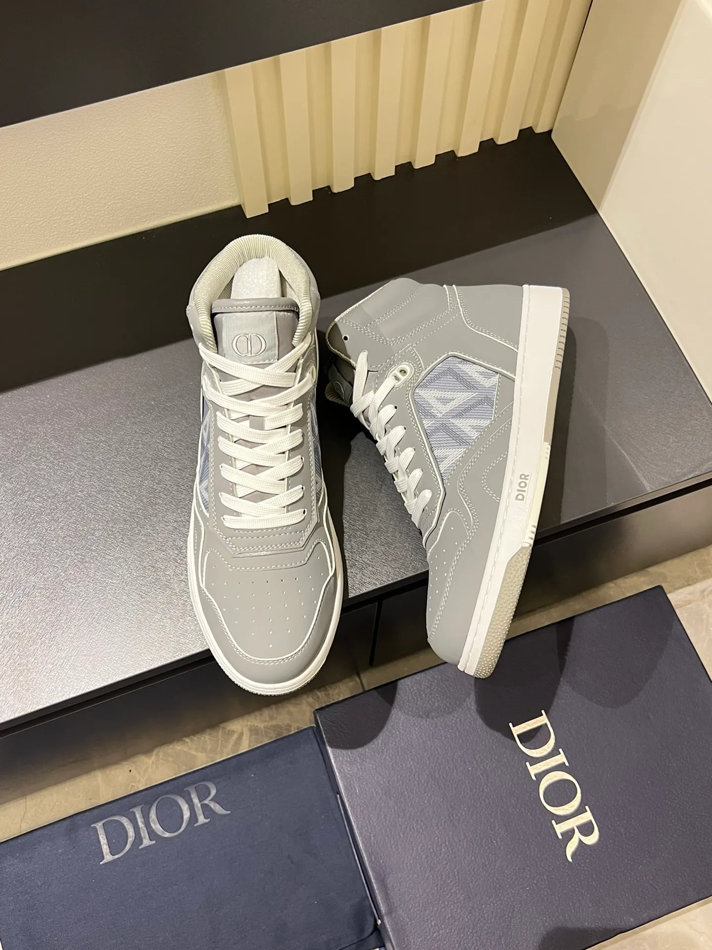 Men's shoes 💰p460 "Dio*" mid-top B27 casual sneakers. This B27 high-top sneaker is a new product in the series and continues Di*r's classic style. Crafted from gray and white smooth calf leather with beige and black Oblique print panels on the sides. The "CD Icon" shaped shoelace eyelets are clever and delicate, and the two-color rubber sole, rear collar and heel are all equipped with the brand's iconic details to enhance the style. Oblique printed straps at the ankle allow for an adjustable fit to complement the overall design. Fashionable and versatile, it can complement any look. Create an exquisite design with unique dynamic vitality and modern atmosphere, presented in low-top and high-top styles. This new must-have shoe adds a new dimension to Dior's archive heritage, embodying modern elegance. Purchase the original version and make it 1:1. If you need top quality, please come to me! Male 38-44!